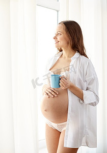快乐的孕妇在家喝茶