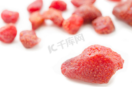 晶格化渐变背景摄影照片_一堆鲜美的红干脱水草莓
