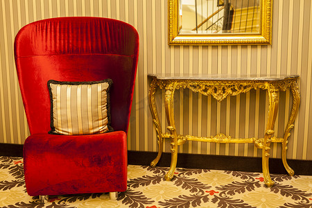 红色的皇家扶手椅，采用温暖的氛围装饰