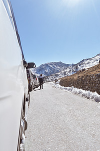 措姆戈湖降雪导致交通堵塞和高速公路堵塞。