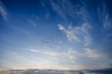 天气云朵摄影照片_天空中的云朵黎明凉爽清新的气氛。