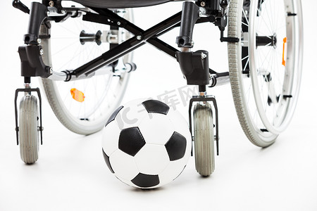 残疾人或残疾人轮椅和足球