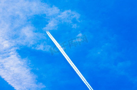 蓝天上飞机的尾迹