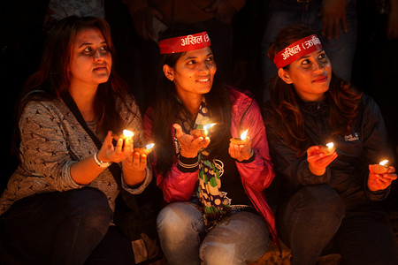 敬礼宪法摄影照片_尼泊尔 - 庆祝活动 - 宪法