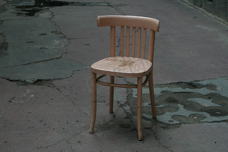 虚无缥缈成语摄影照片_象征孤独的空椅子