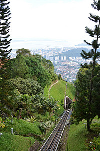 马来西亚槟城摄影照片_马来西亚槟城山的电车铁路。