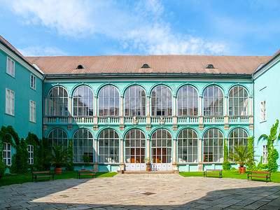 捷克共和国达西采文艺复兴时期城堡带玻璃窗的庭院
