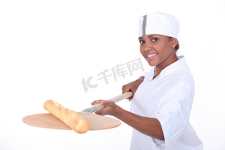 烘烤长方形宝石的女性面包师