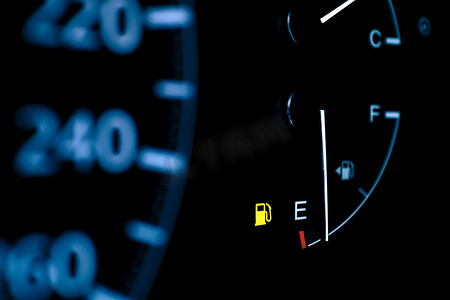 汽车仪表板显示低燃油警告灯