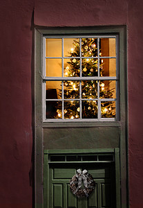 点亮灯摄影照片_点亮的圣诞树窗口