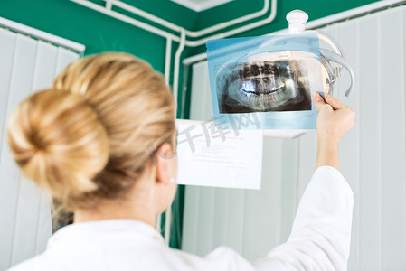 医学影像分析摄影照片_牙医医生与 X 射线图像