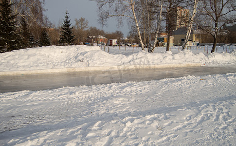 带溜冰道的开放城市公园的冬季景观