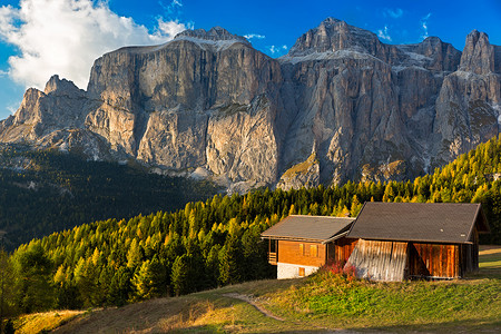 佐迪亚摄影照片_Passo Pordoi 的高山小屋与 Sella Group，多洛米蒂，意大利