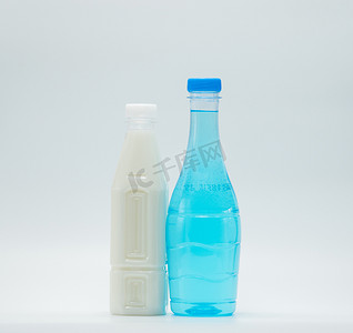 白色背景下现代塑料包装中的软饮料和豆浆