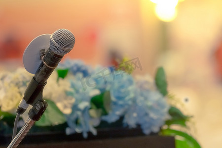 舞台炫酷光摄影照片_讲台上的麦克风用于公开演讲或演讲