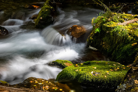 河流卡通摄影照片_山区河流流过岩石。
