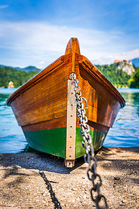 锚定摄影照片_斯洛文尼亚布莱德湖岸边的锚定木制旅游船