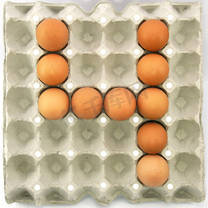 第几摄影照片_纸包装托盘中的第四个鸡蛋