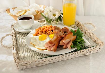 面包鸡蛋橙汁摄影照片_早餐配炒鸡蛋和培根