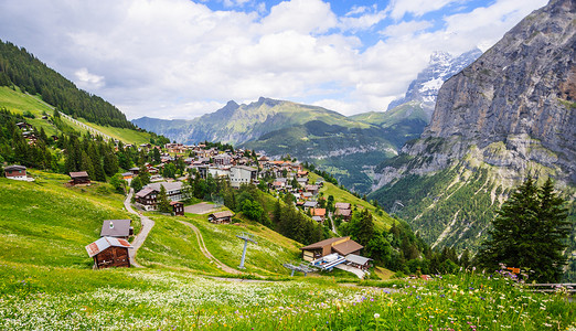 迷人的穆伦山村的美丽景观，背景是劳特布龙嫩山谷和瑞士阿尔卑斯山，少女峰地区，伯尔尼高地，瑞士，欧洲