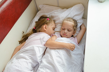 姐妹们睡在火车的小床上