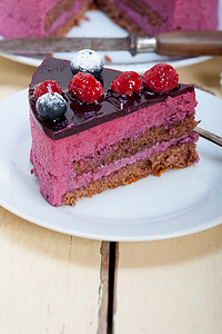 蓝莓和覆盆子蛋糕慕斯甜点
