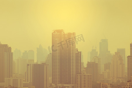 夏季雾霾城市，清晨阳光