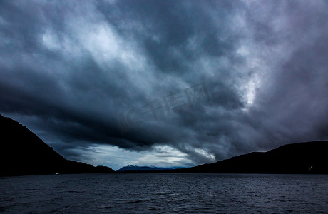 风云大典摄影照片_冬季尼斯湖上空的暴风云