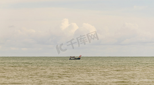 蓝色大海摄影照片_蓝色大海中的小船，在泰国有云彩天空背景。