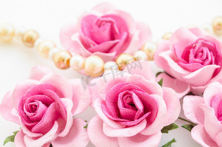 珍珠粉摄影照片_带珍珠的粉红玫瑰。