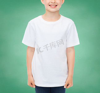 穿着白色空白 T 恤的微笑小男孩