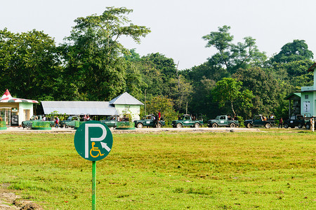 礼仪之邦摄影照片_Kaziranga 国家公园，印度阿萨姆邦，亚洲，2018 年 5 月 6 日：旅游车在繁忙的假期时间在 Kaziranga 国家公园外排队。