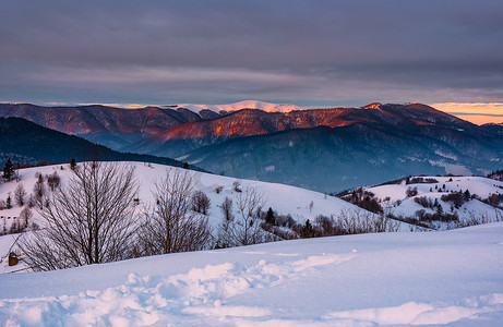 日出时有雪顶的山脊