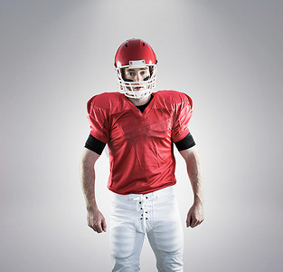 戴着头盔的美式足球运动员肖像的合成图像