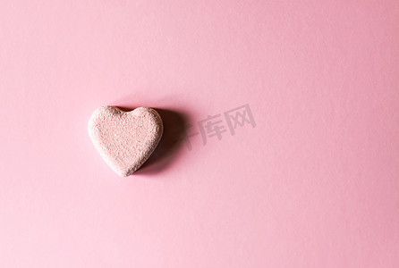 png炸弹摄影照片_粉红色的小沐浴炸弹，在柔和的粉彩背景上呈心形。