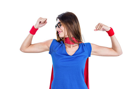 穿着超级英雄服装微笑的女人，同时展示肌肉