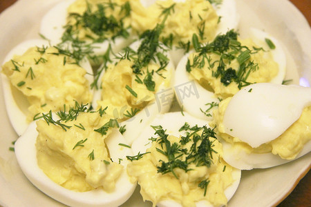摇床摄影照片_煮鸡蛋切成两半，用 d 意大利面填充和填充