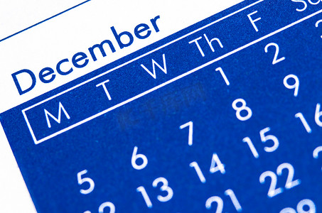 关闭显示月份的螺旋装订日历。