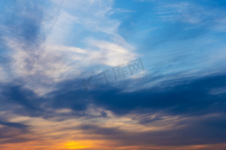 太阳燃烧摄影照片_天空中燃烧的夕阳的颜色