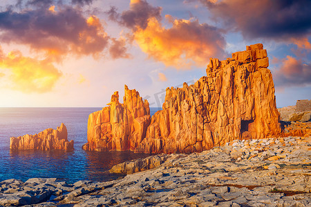 撒丁岛摄影照片_意大利撒丁岛阿尔巴塔克斯的红岩（称为“Rocce Rosse”）。 