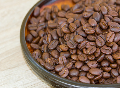 木托摄影照片_木托盘中的咖啡豆