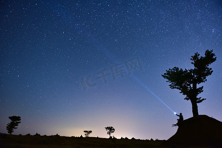 星星灯笼摄影照片_天上的星星和愉快的巡航