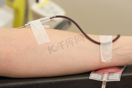 献血光荣摄影照片_坐在扶手椅上的捐赠者献血，特写