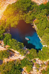 希腊 Karavomylos 凯法利尼亚岛上著名的 Melissani 湖。