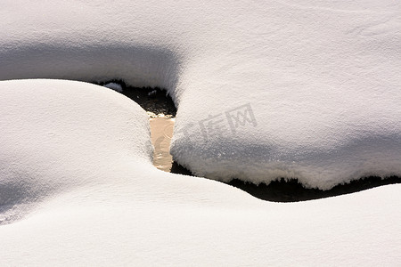 冬天背景图可爱摄影照片_小溪岸边的花式雪景布局