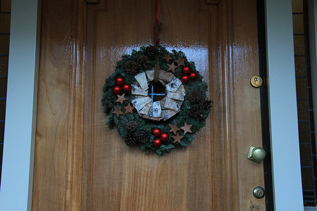 门上有装饰的圣诞花环