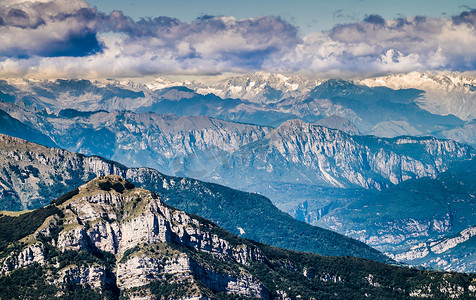 山摄影照片_意大利阿尔卑斯山白云岩的景色。