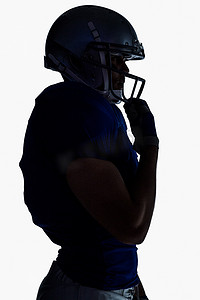 剪影美式足球运动员戴头盔的侧视图