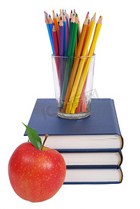 书本上的红苹果和铅笔
