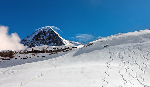 以艾格峰为背景的滑雪场。